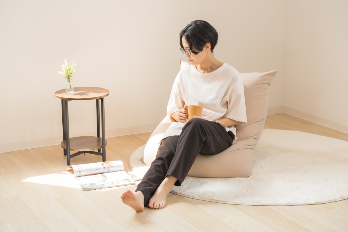 座って読書や休憩をする女性