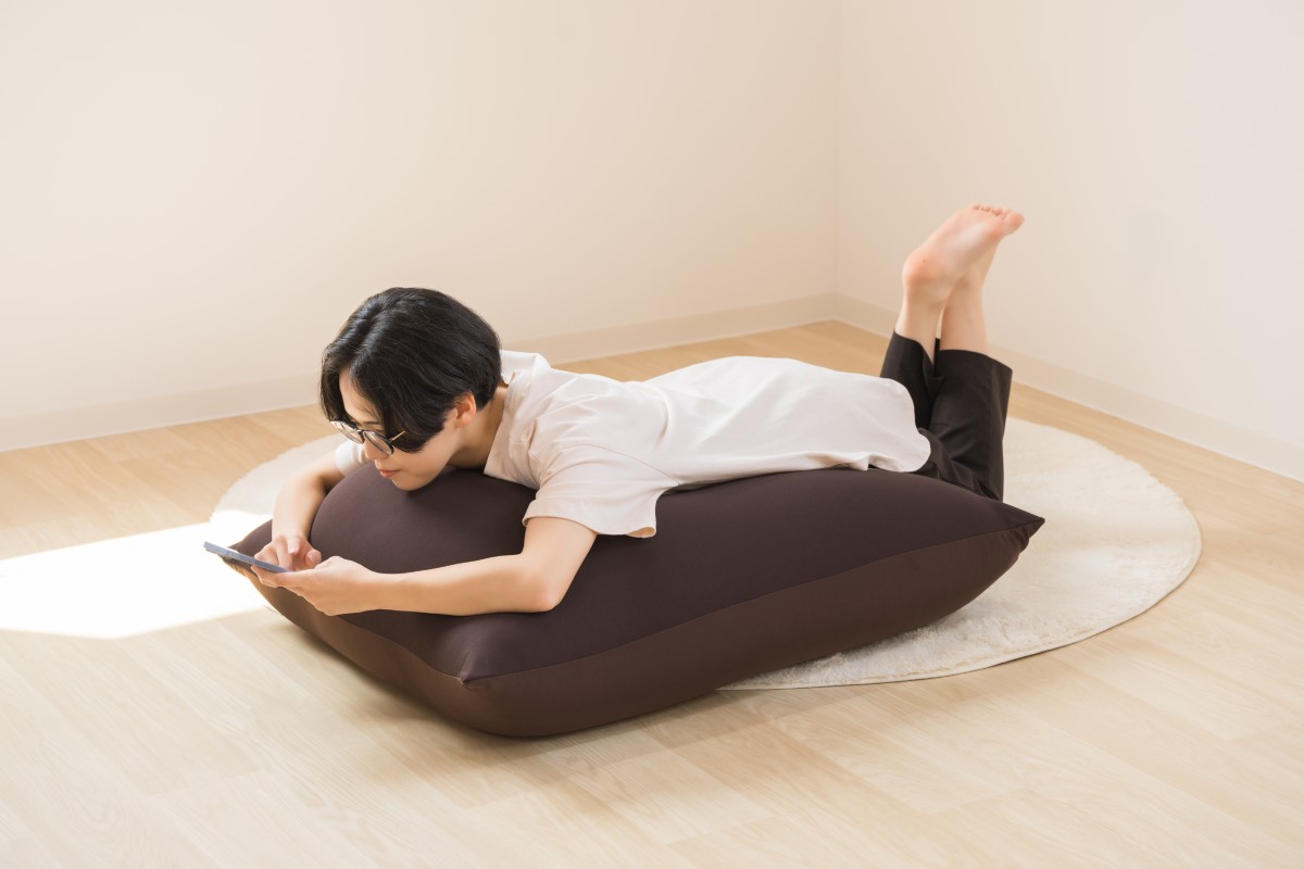 ビッグサイズのお姫様もダメになるふわごろフィットに横たわる女性